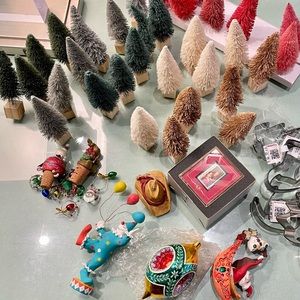 LARGE LOT OF CHRISTMAS DECORATIONS/Holiday